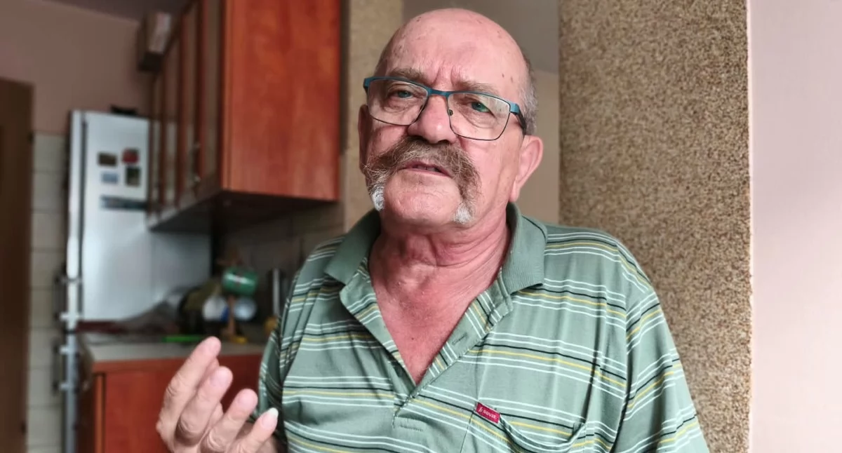 Na zdjęciu mieszkaniec ul. Śląskiej w Wieluniu nie zgadza się płacić za ciepłą wodę, z której nie korzysta / fot.: Joanna Major
