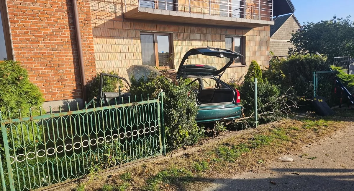 Na zdjęciu Honda, która uderzyła w ogrodzenie i budynek / Fot. Facebook / OSP KSRG Rogóźno