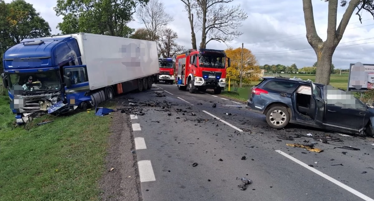 Na zdjęciu miejsce tragicznego wypadku pod Łęczycą / Fot. Facebook / Komenda Powiatowa Państwowej Straży Pożarnej w Łęczycy