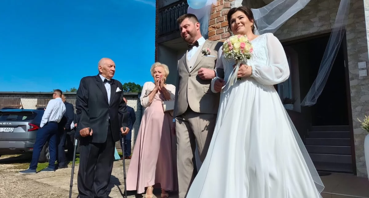 Na zdjęciu ślub rolnika z Raduckiego Folwarku i leśniczej z Wielunia. Weselny orszak traktorów / fot.: Joanna Major