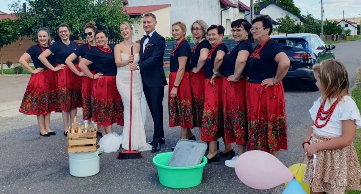 Na zdjęciu młoda para Nicola Kubiak oraz Piotr Domagała wraz z członkiniami KGW w Obrowie/fot.: Koło Gospodyń Wiejskich w Obrowie
