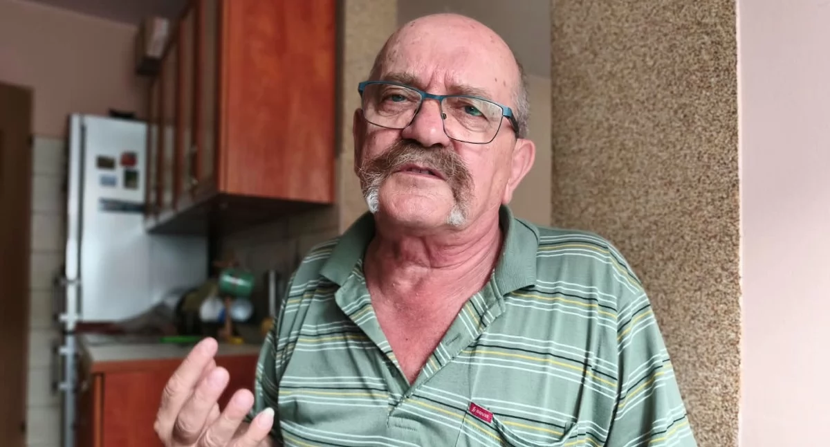 Na zdjęciu mieszkaniec ul. Śląskiej w Wieluniu nie zgadza się płacić za ciepłą wodę, z której nie korzysta / fot.: Joanna Major
