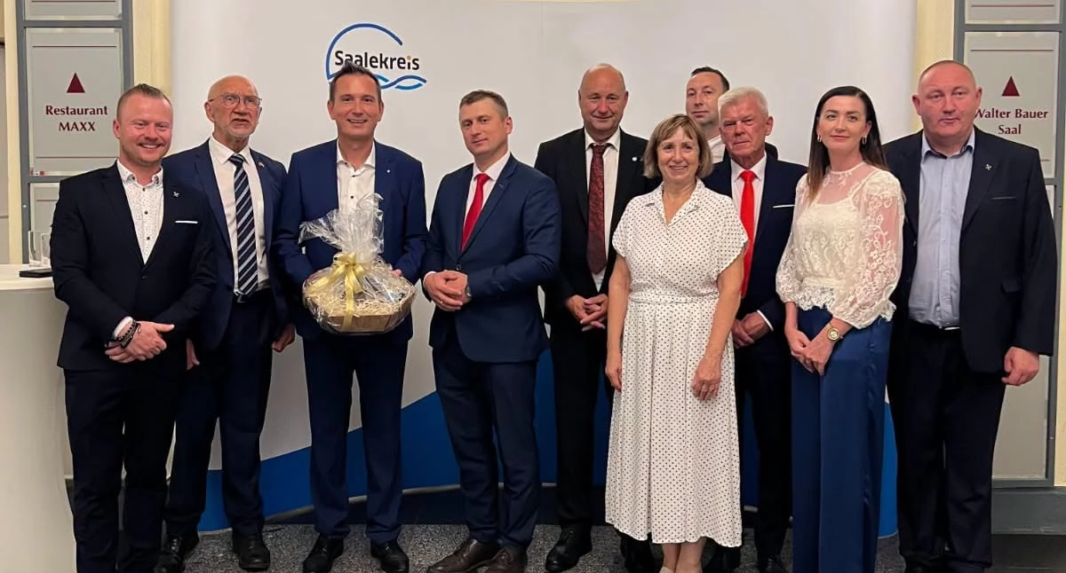 Na zdjęciu przedstawiciele obydwu samorządów / Fot. Facebook / Powiat Pajęczański 