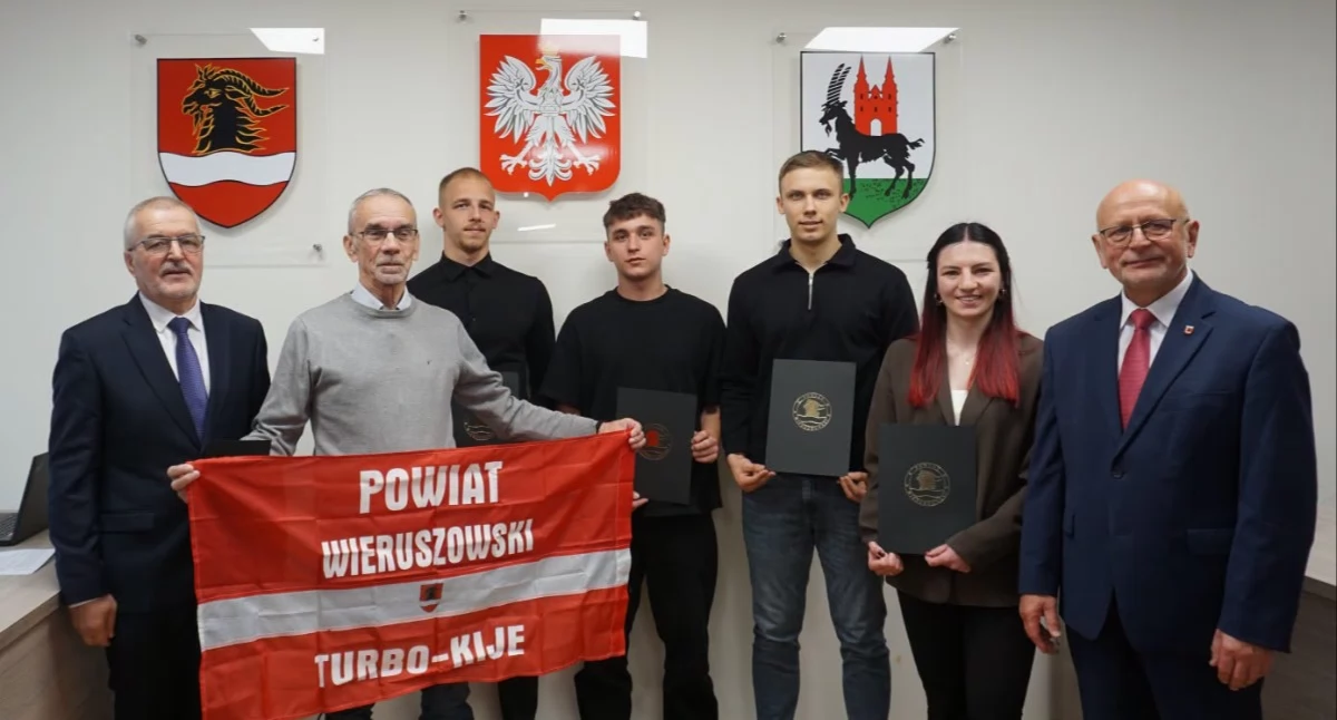 Na zdjęciu część wyróżnionych osób / Fot. Facebook / Powiat Wieruszowski 