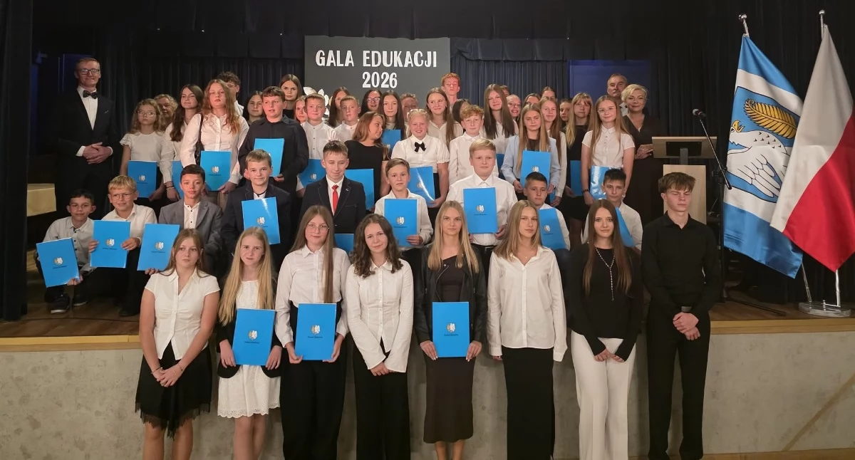 Na zdjęciu nagrodzeni uczniowie podczas uroczystej gali / Fot. Facebook / Gmina Galewice