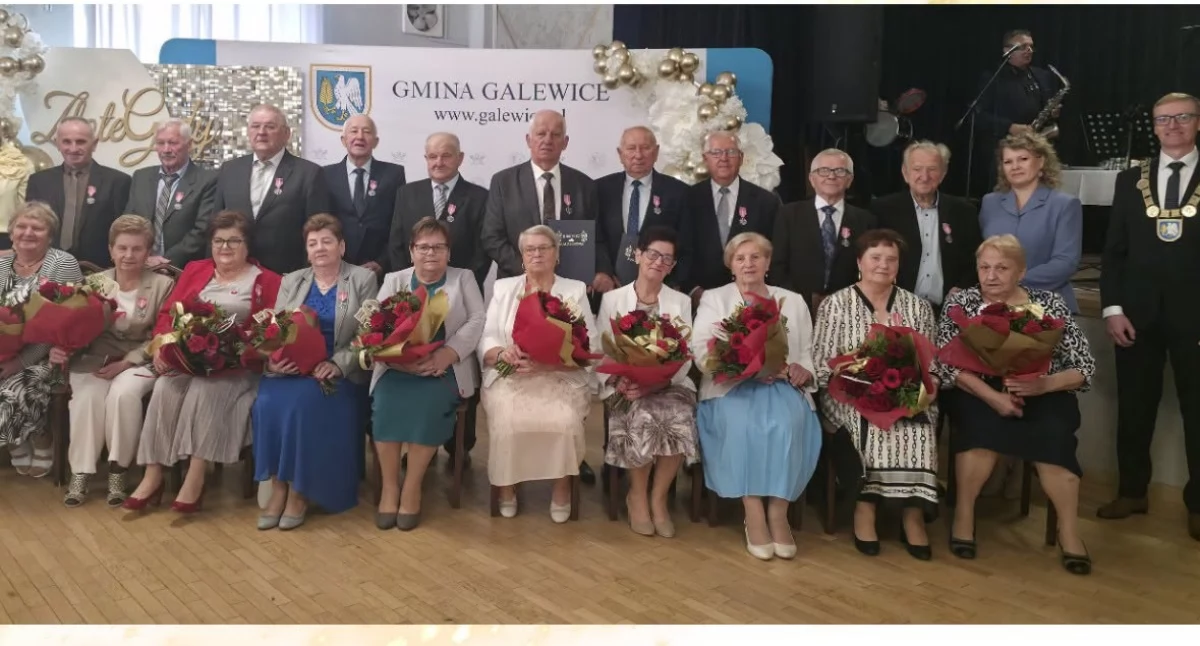 Na zdjęciu małżonkowie odznaczeni medalem z okazji długoletniego pożycia małżeńskiego / Fot. Facebook / Gmina Galewice