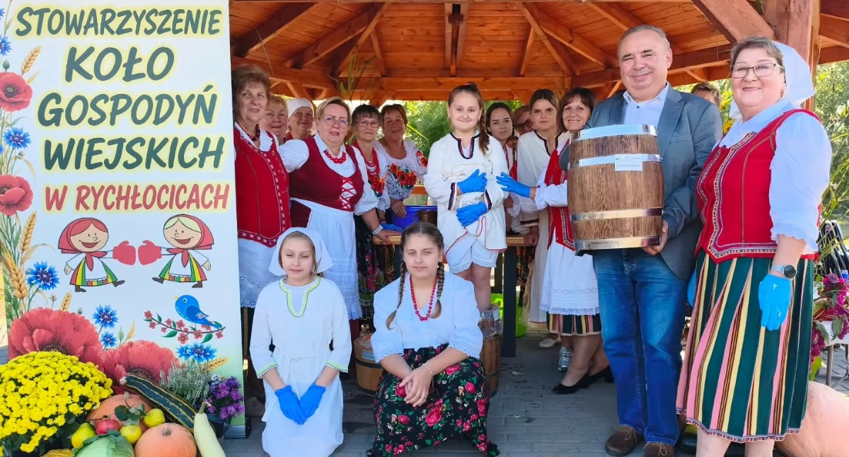 Na zdjęciach warsztaty kiszenia kapusty z KGW w Rychłocicach (gm. Konopnica) / fot.: Joanna Major