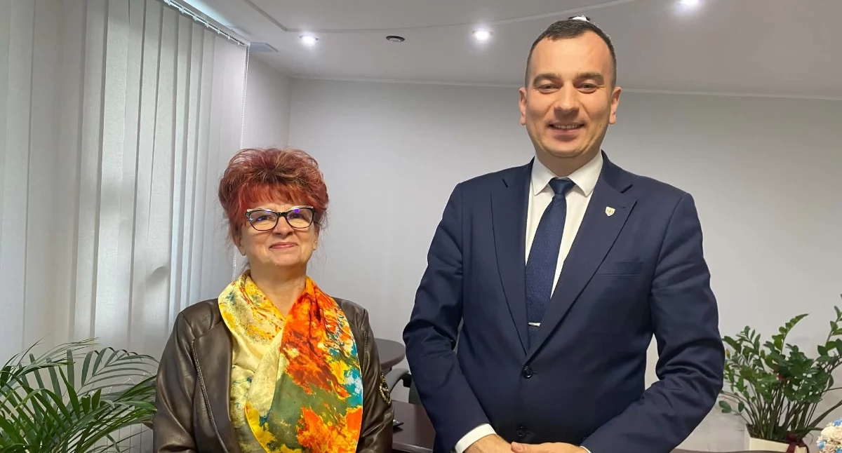 Na zdjęciu prezes fundacji Ponadto z Osjakowa Mirosława Kłobus oraz wójt gminy Siemkowice Kamil Ceglarek/fot.: Iwona Domagała