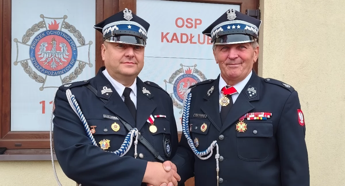 Na zdjęciu komendant Miejsko-Gminny ZOSP w Wieluniu Sebastian Jasiński oraz były komendant Andrzej Szczepański/fot.: Iwona Domagała