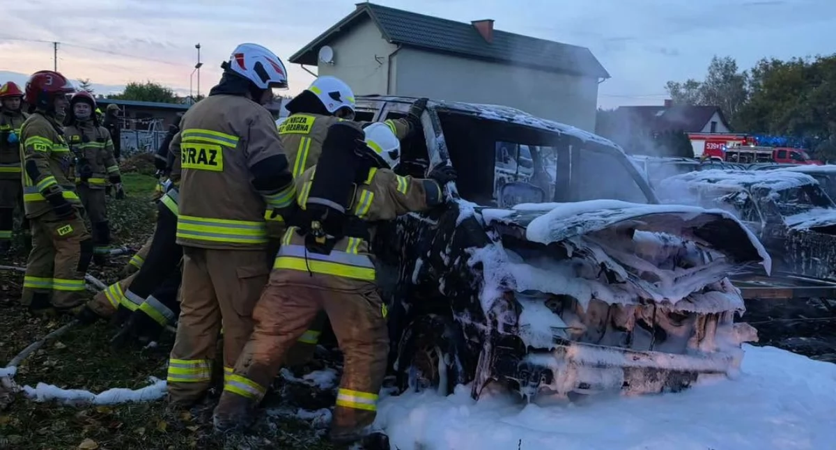 Zdjęcia z gaszenia pożaru samochodów w gminie Warta / fot.: OSP Proboszczowice