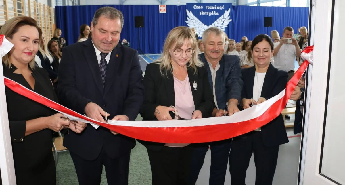 Zdjęcia z otwarcia hali sportowej oraz ślubowania uczniów w Szkole Podstawowej w Trębaczewie / fot.: Urząd Miejski w Działoszynie