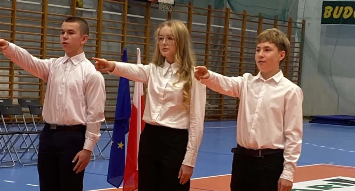 Na zdjęciu uczniowie klas pierwszych I LO w Wieluniu podczas ślubowania/fot.: Iwona Domagała
