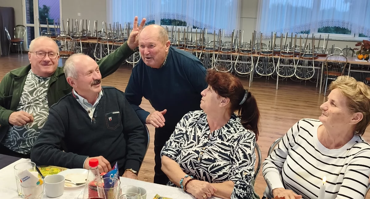 Zdjęcie z jesiennego spotkania seniorów w Wicherniku/fot.: Iwona Domagała