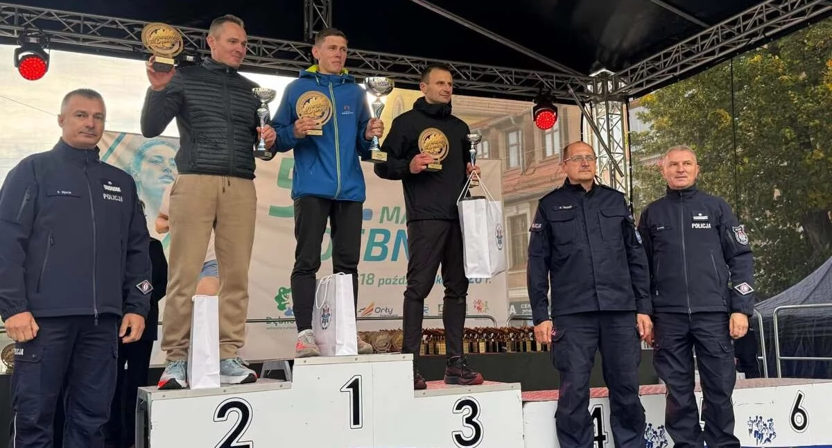 Na zdjęciu (na najwyższym stopniu podium) sierżant Damian Skupiński, który na co dzień dba o bezpieczeństwo mieszkańców gminy Działoszyn / Fot. KPP Pajęczno 