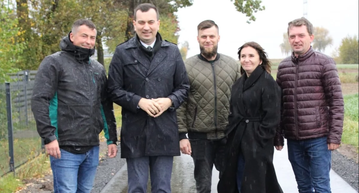 Zdjęcia z oddania do użytku nowej drogi w Łukomierzu (gm. Siemkowice, pow. pajęczański). Dojazd do posesji i gruntów rolnych / fot.: archiwum UG Siemkowice