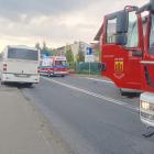Zdjęcie z miejsca zderzenia osobówki z autobusem w Raciszynie na ul. Częstochowskiej /...