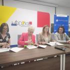 Zdjęcie pokazuje podpisanie umowy w ramach programu „Łódzkie dla zwierząt- razem...