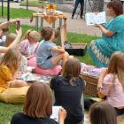 Zdjęcia z pikniku literackiego przed Miejską i Gminną Biblioteką Publiczną w Wieluniu /...