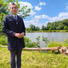 Na zdjęciu wójt gminy Siemkowice Kamil Ceglarek opowiada o renowacji stawu w...