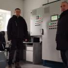 Na zdjęciu wójt gminy Konopnica prezentuje Stację Uzdatniania Wody w Rychłocicach po...