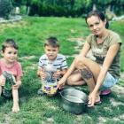Agnieszka Konieczna z Dębowca każdego dnia wraz z dziećmi wyczekuje beczkowozu z wodą