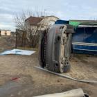 Na zdjęciu kolizja w Sieradzu. Porsche uderza w słup i przystanek / fot.: KPP w Sieradzu