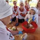 Na zdjęciach warsztaty kiszenia kapusty z KGW w Rychłocicach (gm. Konopnica) / fot.:...