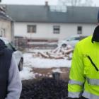 Na zdjęciu mieszkaniec Skomlina pokazuje kamienie wybrane z przywiezionego węgla /...