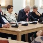 Zdjęcie z sesji Rady Gminy Wierzchlas, gdzie mieszkańcy przyszli protestować przeciwko...