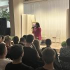 Zdjęcie pokazuje spotkanie autorskie w bibliotece. / Fot.: Adam Adrjanek
