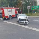Zdjęcie z miejsca zderzenia osobówki z autobusem w Raciszynie na ul. Częstochowskiej /...