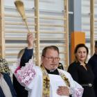 Zdjęcia z otwarcia hali sportowej oraz ślubowania uczniów w Szkole Podstawowej w...