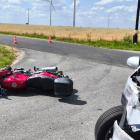 Na zdjęciu wypadek samochodu osobowego i motocykla w m. Masłowice (gm. Wieluń, pow....