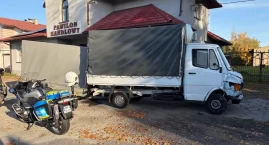 Niebezpiecznie o poranku! Mercedes uderzył w wiatę p&hellip;