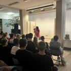 Zdjęcie pokazuje spotkanie autorskie w bibliotece. / Fot.: Adam Adrjanek