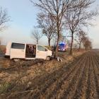 Zdjęcie z miejsca wypadku w gminie Byczyna (pow. kluczborski, woj. opolskie). Auto...