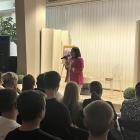 Zdjęcie pokazuje spotkanie autorskie w bibliotece. / Fot.: Adam Adrjanek