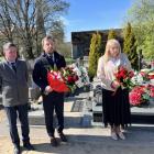 Zdjęcie pokazuje złożenie kwiatów przy pomniku Powstańców / fot.: Adam Adrjanek