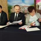 Na zdjęciu Powiat Wieluński podpisuje umowę z wykonawcą na termomodernizację budynku II...