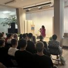 Zdjęcie pokazuje spotkanie autorskie w bibliotece. / Fot.: Adam Adrjanek