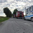 Pożar w domu w Skrzynnie. Zdjęcia przedstawiają akcję strażaków i policji / fot.:...