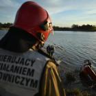 Zdjęcie pokazuje akcje ratowniczą wyławiania pojazdu z wody /fot.: KM PSP Łódź