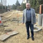 Zdjęcie z placu budowy ulicy Słonecznej w Konopnicy. O inwestycji opowiada wójt Jacek...