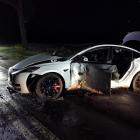 Zdjęcia z wypadku samochodu osobowego Tesla w Sędziejowicach / fot.: KPP Łask