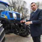 Na zdjęciu wójt gminy Siemkowice Kamil Ceglarek prezentuje nowy gminny ciągnik New...
