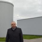 Na zdjęciu wójt gminy Konopnica prezentuje Stację Uzdatniania Wody w Rychłocicach po...