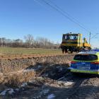 Zdjęcie z miejsca kolizji auta z drezyną na przejeździe kolejowym w Białej Drugiej /...