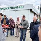 Zdjęcie pokazuje konferencje na targowisku, zwołaną przez Pawła Rychlika. / fot.: Adam...