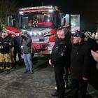 Na zdjęciu strażacy i goście witają nowy ciężki samochód ratowniczo-gaśniczy w OSP...