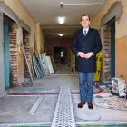 Na zdjęciu wójt gminy Siemkowice Kamil Ceglarek nadzoruje osobiście postępy prac...